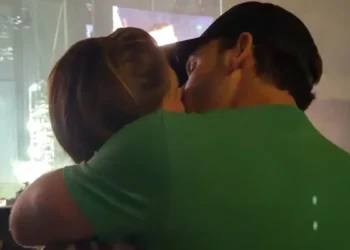Αμαλία Κωστοπούλου και Τζέικ Μέντγουελ full in love σε συναυλία: Το τρυφερό φιλί που αντάλλαξαν