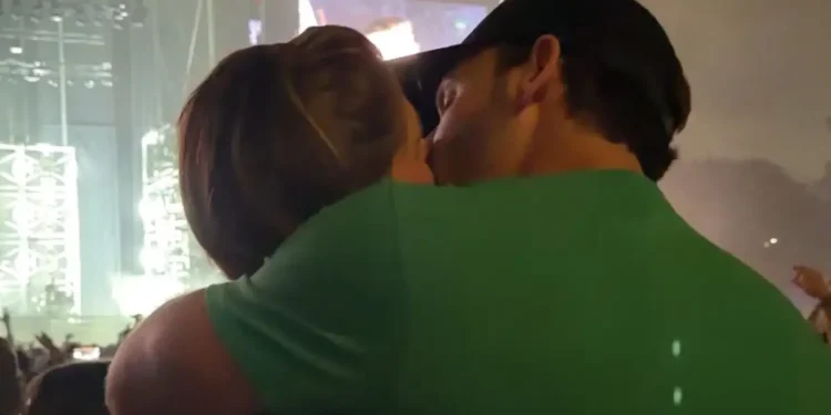 Αμαλία Κωστοπούλου και Τζέικ Μέντγουελ full in love σε συναυλία: Το τρυφερό φιλί που αντάλλαξαν