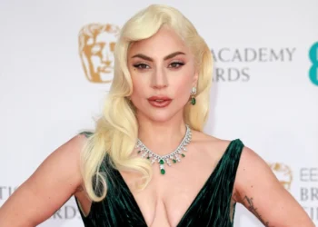 Η Lady Gaga έχει προσαρμοστεί απόλυτα στον ρόλο της μητέρας, λατρεύει να τραγουδά στην κόρη της, λέει πηγή