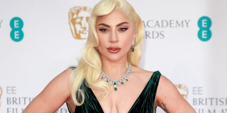 Η Lady Gaga έχει προσαρμοστεί απόλυτα στον ρόλο της μητέρας, λατρεύει να τραγουδά στην κόρη της, λέει πηγή