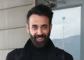 Γιάννης Λάσκος: Το κόκκινο φόρεμα που σχεδίασε και το μήνυμα στις γυναίκες για την ανάγκη της πρόληψης