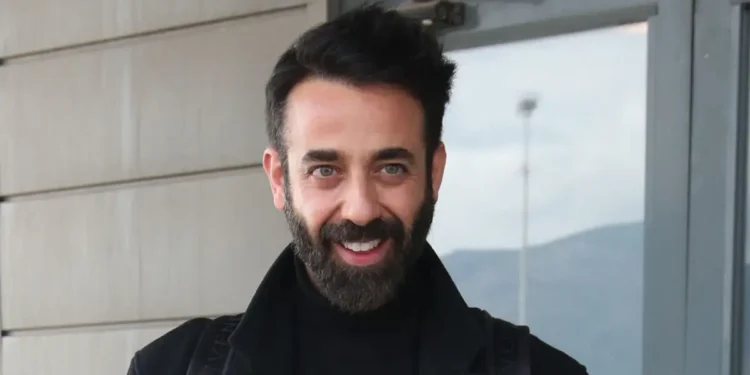 Γιάννης Λάσκος: Το κόκκινο φόρεμα που σχεδίασε και το μήνυμα στις γυναίκες για την ανάγκη της πρόληψης
