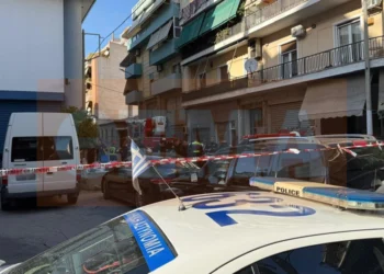 Έκρηξη στον Κολωνό: Τέσσερις τραυματίες, ανάμεσά τους δύο αστυνομικοί, ο ένας έχει χτυπηθεί στο κεφάλι, τι ερευνά η ΕΛΑΣ