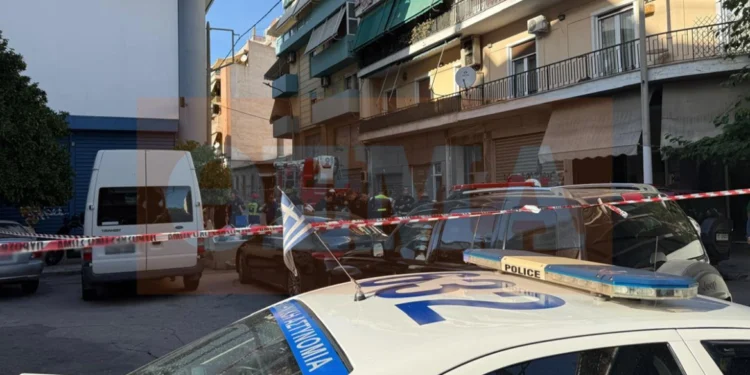 Έκρηξη στον Κολωνό: Τέσσερις τραυματίες, ανάμεσά τους δύο αστυνομικοί, ο ένας έχει χτυπηθεί στο κεφάλι, τι ερευνά η ΕΛΑΣ