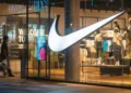 Nike: Ρωγμές στην αυτοκρατορία ενός γίγαντα – Οι σταρ που την εγκαταλείπουν, οι νέοι ανταγωνιστές και η μάχη για την ανατροπή
