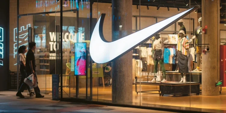 Nike: Ρωγμές στην αυτοκρατορία ενός γίγαντα – Οι σταρ που την εγκαταλείπουν, οι νέοι ανταγωνιστές και η μάχη για την ανατροπή