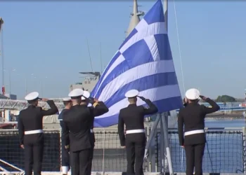Υψώθηκε η ελληνική σημαία στη φρεγάτα Belharra «Νέαρχος» – Δένδιας: Μαζί με τη Γαλλία χτίζουμε τις αμυντικές δυνατότητες της ευρωπαϊκής μας οικογένειας