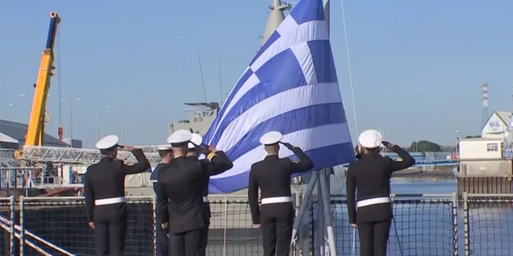 Υψώθηκε η ελληνική σημαία στη φρεγάτα Belharra «Νέαρχος» – Δένδιας: Μαζί με τη Γαλλία χτίζουμε τις αμυντικές δυνατότητες της ευρωπαϊκής μας οικογένειας