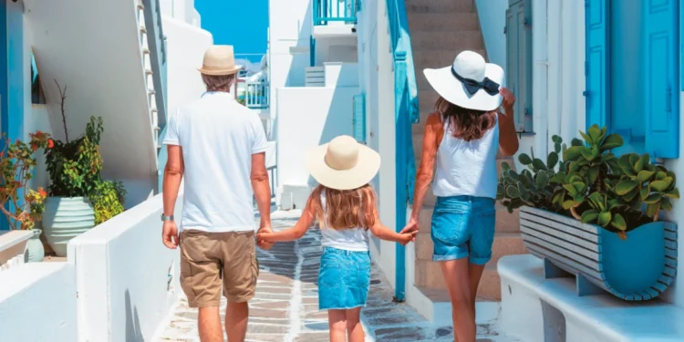 Προς νέο ιστορικό υψηλό παρά την κρίση στη Μέση Ανατολή: 25 δισ. φέτος οι εισπράξεις στον τουρισμό