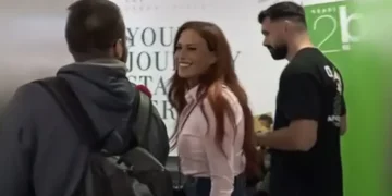 Στο αεροδρόμιο με τον σύντροφό της η Σίσσυ Χρηστίδου: Το ταξίδι στην Κέρκυρα και το βίντεο από το μαγαζί του