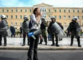 Σε επιφυλακή η κυβέρνηση για τις σημερινές κινητοποιήσεις: Η σύσκεψη Μητσοτάκη με Χρυσοχοΐδη και το μήνυμα «η Ελλάδα δεν θα γίνει Γαλλία»