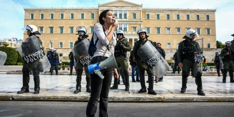 Σε επιφυλακή η κυβέρνηση για τις σημερινές κινητοποιήσεις: Η σύσκεψη Μητσοτάκη με Χρυσοχοΐδη και το μήνυμα «η Ελλάδα δεν θα γίνει Γαλλία»