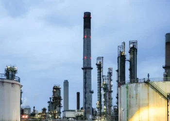 Στα 114 δολάρια το Brent, κάτω από τα 100 ευρώ υποχωρεί το φυσικό αέριο μετά το ράλι – Η αγορά «ποντάρει» στις διπλωματικές προσπάθειες