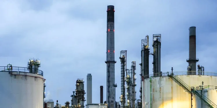 Στα 114 δολάρια το Brent, κάτω από τα 100 ευρώ υποχωρεί το φυσικό αέριο μετά το ράλι – Η αγορά «ποντάρει» στις διπλωματικές προσπάθειες