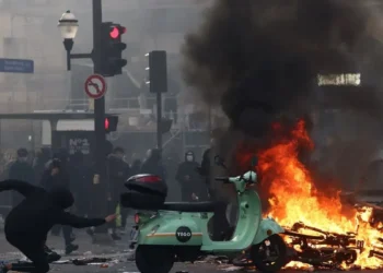 Μακρόν για τα επεισόδια στη Γαλλία: Η βία δεν έχει θέση στη δημοκρατία μας – «Η αστυνομία φταίει» λέει ο Μελανσόν