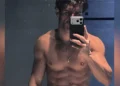 Ο Πέτρος Ιακωβίδης βγάζει selfie στον καθρέφτη και «ζαλίζει» τoυς fans του με τους κοιλιακούς του