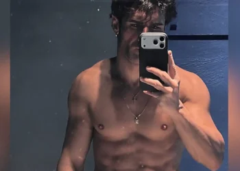 Ο Πέτρος Ιακωβίδης βγάζει selfie στον καθρέφτη και «ζαλίζει» τoυς fans του με τους κοιλιακούς του