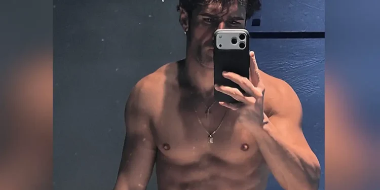 Ο Πέτρος Ιακωβίδης βγάζει selfie στον καθρέφτη και «ζαλίζει» τoυς fans του με τους κοιλιακούς του