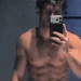 Ο Πέτρος Ιακωβίδης βγάζει selfie στον καθρέφτη και «ζαλίζει» τoυς fans του με τους κοιλιακούς του