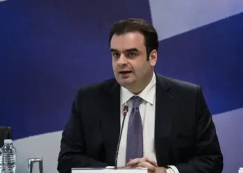 Στην Μπανγκόκ ο Πιερρακάκης για τη Σύνοδο του ΔΝΤ – Συζήτηση με την Γκεοργκίεβα για το μέλλον της παγκόσμιας οικονομίας