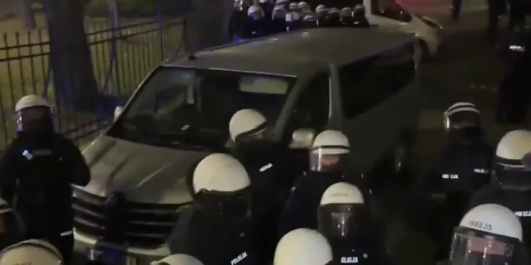 Πολιτική κρίση στην Πολωνία: Σύγκρουση κυβέρνησης με τη δικαστική εξουσία – Για πραξικόπημα μιλάει η αντιπολίτευση