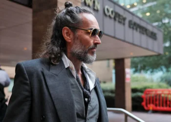 «Μεταμορφώθηκε σε τέρας, με βίασε σαν να ήμουν ζόμπι στο κρεβάτι»: Συγκλονιστική κατάθεση γυναίκας στη δίκη του Ράσελ Μπραντ