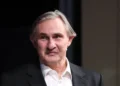 Άκης Σακελλαρίου: Θα υποδυθώ μια γυναίκα που θέλησε να απελευθερωθεί και προχώρησε σε αλλαγή φύλου