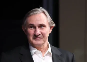 Άκης Σακελλαρίου: Θα υποδυθώ μια γυναίκα που θέλησε να απελευθερωθεί και προχώρησε σε αλλαγή φύλου