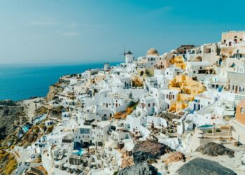 Στα «κάγκελα» οι επαγγελματίες της Σαντορίνης για τις ακτοπλοϊκές συνδέσεις του χειμώνα