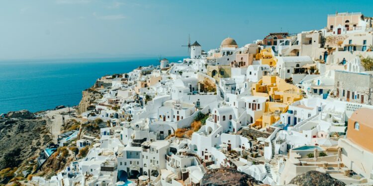 Στα «κάγκελα» οι επαγγελματίες της Σαντορίνης για τις ακτοπλοϊκές συνδέσεις του χειμώνα