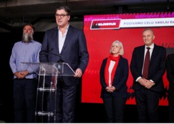 Ιστορική πολιτική ανατροπή στη Σερβία, με τον Αλεξάνταρ Βούτσιτς να αναγνωρίζει την ήττα της παράταξής του στις πρόωρες βουλευτικές εκλογές της Κυριακής (25/10), βάζοντας τέλος σε 14 χρόνια κυριαρχίας του Σερβικού Προοδευτικού Κόμματος. Μεγάλη νικήτρια αναδεικνύεται η Φοιτητική Λίστα, το κίνημα που γεννήθηκε μέσα από τις αντικυβερνητικές διαδηλώσεις μετά την τραγωδία στο Νόβι Σαντ και κατάφερε να μετατρέψει τη λαϊκή δυσαρέσκεια σε εκλογική πλειοψηφία.  «Είναι σαφές ότι χάσαμε αυτές τις εκλογές. Η Φοιτητική Λίστα κέρδισε», παραδέχθηκε ο Βούτσιτς, εκτιμώντας αρχικά ότι οι νικητές θα εξασφαλίσουν 135 έως 140 έδρες και η παράταξή του περίπου 105.  Σύμφωνα με νεότερη εκτίμηση των Ipsos/CeSID, η Φοιτητική Λίστα συγκεντρώνει 52,9% και 141 έδρες, έναντι 38,8% και 103 εδρών για την παράταξη Βούτσιτς, ενώ έξι έδρες κατανέμονται σε μειονοτικά κόμματα. Η συμμετοχή προσέγγισε το 70%, σε ένα από τα υψηλότερα επίπεδα από τη διάλυση της Γιουγκοσλαβίας.  Πανηγυρισμοί στο Βελιγράδι και καταγγελίες για επεισόδια Η παραδοχή της ήττας προκάλεσε ξέσπασμα πανηγυρισμών στο Βελιγράδι, με χιλιάδες υποστηρικτές της Φοιτητικής Λίστας να κατακλύζουν τους δρόμους, κρατώντας σερβικές σημαίες, χορεύοντας και φωνάζοντας «νίκη» και «τελείωσε».  «Απόψε ακούστηκε η φωνή του λαού. Απόψε γιορτάζουμε τη νίκη, αύριο χτίζουμε το μέλλον», δήλωσε ο καθηγητής του Πανεπιστημίου Βελιγραδίου Ράντομιρ Σάϊτσιτς, εκπροσωπώντας το κίνημα.  Η εκλογική διαδικασία, πάντως, σημαδεύτηκε από καταγγελίες για εξαγορά ψήφων, διπλούς εκλογικούς καταλόγους και εκφοβισμό ψηφοφόρων. Στο Πάντσεβο, κουκουλοφόροι επιτέθηκαν σε νεαρούς έξω από εκλογικό τμήμα της Γεωργικής Σχολής, με βίντεο να δείχνουν τουλάχιστον έναν τραυματία με αιμόφυρτο πρόσωπο. Η αστυνομία παρενέβη και στους τραυματίες παρασχέθηκε ιατρική βοήθεια.  Στο Βελιγράδι καταγράφηκαν επίσης ομάδες εκατοντάδων μαυροφορεμένων νεαρών, ενώ ισχυρές αστυνομικές δυνάμεις αναπτύχθηκαν στην πρωτεύουσα. Περίπου 20 βαρέα αστυνομικά οχήματα εθεάθησαν να κινούνται στον αυτοκινητόδρομο Βελιγραδίου – Νις. Αντίστοιχα οχήματα είχαν χρησιμοποιηθεί για την απώθηση διαδηλωτών στο Νόβι Σαντ το καλοκαίρι του 2025.  Τι είναι η Φοιτητική Λίστα που νίκησε τον Βούτσιτς Η «Φοιτητική Λίστα – Οι φοιτητές νικούν» δημιουργήθηκε μέσα από τις κινητοποιήσεις που ακολούθησαν την κατάρρευση στεγάστρου στον σιδηροδρομικό σταθμό του Νόβι Σαντ, τον Νοέμβριο του 2024, με αποτέλεσμα να χάσουν τη ζωή τους 16 άνθρωποι.  Η τραγωδία πυροδότησε μαζικές διαδηλώσεις για τη διαφθορά, την έλλειψη διαφάνειας στα δημόσια έργα και τη λειτουργία των θεσμών. Για σχεδόν δύο χρόνια, οι φοιτητές οργάνωναν καταλήψεις, πορείες και συγκεντρώσεις, δημιουργώντας σταδιακά μια ευρεία αντικυβερνητική συμμαχία.  Το ιδιαίτερο χαρακτηριστικό της Φοιτητικής Λίστας είναι ότι κανένας από τους 250 υποψηφίους της δεν ήταν φοιτητής. Αντίθετα, επιλέχθηκαν άνθρωποι από διαφορετικούς κοινωνικούς και επαγγελματικούς χώρους, μεταξύ των οποίων πανεπιστημιακοί, επιστήμονες, αγρότες, καλλιτέχνες και αθλητές.  Επικεφαλής του ψηφοδελτίου τέθηκε ο καρδιολόγος και πανεπιστημιακός Ίλια Σρντάνοβιτς, χωρίς ωστόσο να παρουσιάζεται ως παραδοσιακός πολιτικός αρχηγός. Οι υποψήφιοι επιλέχθηκαν μέσα από φοιτητικές συνελεύσεις, με στόχο ένα διαφορετικό μοντέλο πολιτικής εκπροσώπησης, βασισμένο στη συλλογική λήψη αποφάσεων.  Το ψηφοδέλτιο κατατέθηκε στις 14 Σεπτεμβρίου, έχοντας συγκεντρώσει περισσότερες από 69.000 υπογραφές, έναντι 10.000 που απαιτούσε η νομοθεσία.  Στο πρόγραμμά του, το οποίο περιλαμβάνει 11 βασικά σημεία, το κίνημα δίνει προτεραιότητα στην ανεξαρτησία της Δικαιοσύνης, την καταπολέμηση της διαφθοράς, τη διαφάνεια στις δημόσιες συμβάσεις και την οικονομική ανασυγκρότηση. Μεταξύ των προτάσεων βρίσκονται η δήμευση παράνομα αποκτημένων περιουσιακών στοιχείων, τα δωρεάν σχολικά βιβλία και η μείωση των τιμών των φαρμάκων.  Παράλληλα, απέφυγε να επικεντρωθεί σε διχαστικά ζητήματα, όπως το Κόσοβο, η ένταξη στην Ευρωπαϊκή Ένωση και οι σχέσεις με τη Ρωσία, προκειμένου να προσελκύσει ψηφοφόρους από διαφορετικούς πολιτικούς χώρους.  Ο Ντέγιαν Μποντιρόγκα στους υποψηφίους Ανάμεσα στις πιο αναγνωρίσιμες προσωπικότητες του ψηφοδελτίου βρίσκεται ο Ντέγιαν Μποντιρόγκα, θρύλος του σερβικού και ευρωπαϊκού μπάσκετ και πρόεδρος της EuroLeague.  Ο πρώην άσος του Παναθηναϊκού, της Ρεάλ Μαδρίτης και της Μπαρτσελόνα κατέλαβε την 24η θέση της Φοιτητικής Λίστας, επιλέγοντας να συμμετάσχει ενεργά στην πολιτική προσπάθεια των φοιτητών.  Ο Μποντιρόγκα έδωσε το «παρών» σε προεκλογικές συγκεντρώσεις και πραγματοποίησε δημόσιες παρεμβάσεις υπέρ της αλλαγής. Την ημέρα των εκλογών, αφού ψήφισε στο Βελιγράδι, δήλωσε ότι οι Σέρβοι καλούνται να αποφασίσουν αν η χώρα τους θα κινηθεί «προς το μέλλον ή προς το παρελθόν».  Πώς κέρδισαν την εμπιστοσύνη των ψηφοφόρων Η Φοιτητική Λίστα κατάφερε να διευρύνει την επιρροή της πέρα από τα πανεπιστήμια και τις μεγάλες πόλεις, οργανώνοντας πεζοπορίες και ποδηλατικές διαδρομές σε ολόκληρη τη χώρα.  Οι φοιτητές επισκέφθηκαν μικρές πόλεις και αγροτικές περιοχές, ακόμη και παραδοσιακά προπύργια του Βούτσιτς, επιδιώκοντας την άμεση επικοινωνία με τους πολίτες.  Παρά τις επιθέσεις φιλοκυβερνητικών μέσων ενημέρωσης και τις κατηγορίες Βούτσιτς ότι εξυπηρετούσαν ξένα συμφέροντα, το κίνημα διατήρησε τη δυναμική του. Η προεκλογική περίοδος συνοδεύτηκε επίσης από καταγγελίες για παρακολουθήσεις ακτιβιστών, κυβερνοεπιθέσεις και άνιση πρόσβαση στα μέσα ενημέρωσης.  Πλέον, η Φοιτητική Λίστα βρίσκεται αντιμέτωπη με τη μεγαλύτερη πρόκλησή της: να μετατρέψει ένα κίνημα διαμαρτυρίας σε δύναμη διακυβέρνησης, αντιμετωπίζοντας τις οικονομικές και θεσμικές προκλήσεις της Σερβίας, αλλά και τις σύνθετες σχέσεις της χώρας με την Ευρωπαϊκή Ένωση, τη Ρωσία και τα Δυτικά Βαλκάνια.
