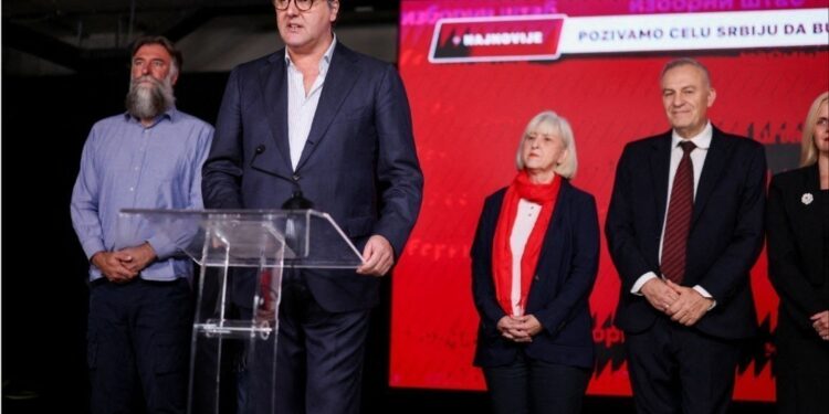Ιστορική πολιτική ανατροπή στη Σερβία, με τον Αλεξάνταρ Βούτσιτς να αναγνωρίζει την ήττα της παράταξής του στις πρόωρες βουλευτικές εκλογές της Κυριακής (25/10), βάζοντας τέλος σε 14 χρόνια κυριαρχίας του Σερβικού Προοδευτικού Κόμματος. Μεγάλη νικήτρια αναδεικνύεται η Φοιτητική Λίστα, το κίνημα που γεννήθηκε μέσα από τις αντικυβερνητικές διαδηλώσεις μετά την τραγωδία στο Νόβι Σαντ και κατάφερε να μετατρέψει τη λαϊκή δυσαρέσκεια σε εκλογική πλειοψηφία. «Είναι σαφές ότι χάσαμε αυτές τις εκλογές. Η Φοιτητική Λίστα κέρδισε», παραδέχθηκε ο Βούτσιτς, εκτιμώντας αρχικά ότι οι νικητές θα εξασφαλίσουν 135 έως 140 έδρες και η παράταξή του περίπου 105. Σύμφωνα με νεότερη εκτίμηση των Ipsos/CeSID, η Φοιτητική Λίστα συγκεντρώνει 52,9% και 141 έδρες, έναντι 38,8% και 103 εδρών για την παράταξη Βούτσιτς, ενώ έξι έδρες κατανέμονται σε μειονοτικά κόμματα. Η συμμετοχή προσέγγισε το 70%, σε ένα από τα υψηλότερα επίπεδα από τη διάλυση της Γιουγκοσλαβίας. Πανηγυρισμοί στο Βελιγράδι και καταγγελίες για επεισόδια Η παραδοχή της ήττας προκάλεσε ξέσπασμα πανηγυρισμών στο Βελιγράδι, με χιλιάδες υποστηρικτές της Φοιτητικής Λίστας να κατακλύζουν τους δρόμους, κρατώντας σερβικές σημαίες, χορεύοντας και φωνάζοντας «νίκη» και «τελείωσε». «Απόψε ακούστηκε η φωνή του λαού. Απόψε γιορτάζουμε τη νίκη, αύριο χτίζουμε το μέλλον», δήλωσε ο καθηγητής του Πανεπιστημίου Βελιγραδίου Ράντομιρ Σάϊτσιτς, εκπροσωπώντας το κίνημα. Η εκλογική διαδικασία, πάντως, σημαδεύτηκε από καταγγελίες για εξαγορά ψήφων, διπλούς εκλογικούς καταλόγους και εκφοβισμό ψηφοφόρων. Στο Πάντσεβο, κουκουλοφόροι επιτέθηκαν σε νεαρούς έξω από εκλογικό τμήμα της Γεωργικής Σχολής, με βίντεο να δείχνουν τουλάχιστον έναν τραυματία με αιμόφυρτο πρόσωπο. Η αστυνομία παρενέβη και στους τραυματίες παρασχέθηκε ιατρική βοήθεια. Στο Βελιγράδι καταγράφηκαν επίσης ομάδες εκατοντάδων μαυροφορεμένων νεαρών, ενώ ισχυρές αστυνομικές δυνάμεις αναπτύχθηκαν στην πρωτεύουσα. Περίπου 20 βαρέα αστυνομικά οχήματα εθεάθησαν να κινούνται στον αυτοκινητόδρομο Βελιγραδίου – Νις. Αντίστοιχα οχήματα είχαν χρησιμοποιηθεί για την απώθηση διαδηλωτών στο Νόβι Σαντ το καλοκαίρι του 2025. Τι είναι η Φοιτητική Λίστα που νίκησε τον Βούτσιτς Η «Φοιτητική Λίστα – Οι φοιτητές νικούν» δημιουργήθηκε μέσα από τις κινητοποιήσεις που ακολούθησαν την κατάρρευση στεγάστρου στον σιδηροδρομικό σταθμό του Νόβι Σαντ, τον Νοέμβριο του 2024, με αποτέλεσμα να χάσουν τη ζωή τους 16 άνθρωποι. Η τραγωδία πυροδότησε μαζικές διαδηλώσεις για τη διαφθορά, την έλλειψη διαφάνειας στα δημόσια έργα και τη λειτουργία των θεσμών. Για σχεδόν δύο χρόνια, οι φοιτητές οργάνωναν καταλήψεις, πορείες και συγκεντρώσεις, δημιουργώντας σταδιακά μια ευρεία αντικυβερνητική συμμαχία. Το ιδιαίτερο χαρακτηριστικό της Φοιτητικής Λίστας είναι ότι κανένας από τους 250 υποψηφίους της δεν ήταν φοιτητής. Αντίθετα, επιλέχθηκαν άνθρωποι από διαφορετικούς κοινωνικούς και επαγγελματικούς χώρους, μεταξύ των οποίων πανεπιστημιακοί, επιστήμονες, αγρότες, καλλιτέχνες και αθλητές. Επικεφαλής του ψηφοδελτίου τέθηκε ο καρδιολόγος και πανεπιστημιακός Ίλια Σρντάνοβιτς, χωρίς ωστόσο να παρουσιάζεται ως παραδοσιακός πολιτικός αρχηγός. Οι υποψήφιοι επιλέχθηκαν μέσα από φοιτητικές συνελεύσεις, με στόχο ένα διαφορετικό μοντέλο πολιτικής εκπροσώπησης, βασισμένο στη συλλογική λήψη αποφάσεων. Το ψηφοδέλτιο κατατέθηκε στις 14 Σεπτεμβρίου, έχοντας συγκεντρώσει περισσότερες από 69.000 υπογραφές, έναντι 10.000 που απαιτούσε η νομοθεσία. Στο πρόγραμμά του, το οποίο περιλαμβάνει 11 βασικά σημεία, το κίνημα δίνει προτεραιότητα στην ανεξαρτησία της Δικαιοσύνης, την καταπολέμηση της διαφθοράς, τη διαφάνεια στις δημόσιες συμβάσεις και την οικονομική ανασυγκρότηση. Μεταξύ των προτάσεων βρίσκονται η δήμευση παράνομα αποκτημένων περιουσιακών στοιχείων, τα δωρεάν σχολικά βιβλία και η μείωση των τιμών των φαρμάκων. Παράλληλα, απέφυγε να επικεντρωθεί σε διχαστικά ζητήματα, όπως το Κόσοβο, η ένταξη στην Ευρωπαϊκή Ένωση και οι σχέσεις με τη Ρωσία, προκειμένου να προσελκύσει ψηφοφόρους από διαφορετικούς πολιτικούς χώρους. Ο Ντέγιαν Μποντιρόγκα στους υποψηφίους Ανάμεσα στις πιο αναγνωρίσιμες προσωπικότητες του ψηφοδελτίου βρίσκεται ο Ντέγιαν Μποντιρόγκα, θρύλος του σερβικού και ευρωπαϊκού μπάσκετ και πρόεδρος της EuroLeague. Ο πρώην άσος του Παναθηναϊκού, της Ρεάλ Μαδρίτης και της Μπαρτσελόνα κατέλαβε την 24η θέση της Φοιτητικής Λίστας, επιλέγοντας να συμμετάσχει ενεργά στην πολιτική προσπάθεια των φοιτητών. Ο Μποντιρόγκα έδωσε το «παρών» σε προεκλογικές συγκεντρώσεις και πραγματοποίησε δημόσιες παρεμβάσεις υπέρ της αλλαγής. Την ημέρα των εκλογών, αφού ψήφισε στο Βελιγράδι, δήλωσε ότι οι Σέρβοι καλούνται να αποφασίσουν αν η χώρα τους θα κινηθεί «προς το μέλλον ή προς το παρελθόν». Πώς κέρδισαν την εμπιστοσύνη των ψηφοφόρων Η Φοιτητική Λίστα κατάφερε να διευρύνει την επιρροή της πέρα από τα πανεπιστήμια και τις μεγάλες πόλεις, οργανώνοντας πεζοπορίες και ποδηλατικές διαδρομές σε ολόκληρη τη χώρα. Οι φοιτητές επισκέφθηκαν μικρές πόλεις και αγροτικές περιοχές, ακόμη και παραδοσιακά προπύργια του Βούτσιτς, επιδιώκοντας την άμεση επικοινωνία με τους πολίτες. Παρά τις επιθέσεις φιλοκυβερνητικών μέσων ενημέρωσης και τις κατηγορίες Βούτσιτς ότι εξυπηρετούσαν ξένα συμφέροντα, το κίνημα διατήρησε τη δυναμική του. Η προεκλογική περίοδος συνοδεύτηκε επίσης από καταγγελίες για παρακολουθήσεις ακτιβιστών, κυβερνοεπιθέσεις και άνιση πρόσβαση στα μέσα ενημέρωσης. Πλέον, η Φοιτητική Λίστα βρίσκεται αντιμέτωπη με τη μεγαλύτερη πρόκλησή της: να μετατρέψει ένα κίνημα διαμαρτυρίας σε δύναμη διακυβέρνησης, αντιμετωπίζοντας τις οικονομικές και θεσμικές προκλήσεις της Σερβίας, αλλά και τις σύνθετες σχέσεις της χώρας με την Ευρωπαϊκή Ένωση, τη Ρωσία και τα Δυτικά Βαλκάνια.