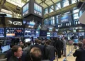 Φρένο στη Wall Street μετά τα ιστορικά υψηλά – Βαρόμετρο οι αποδόσεις ομολόγων