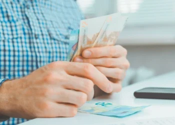 Αυξήσεις συντάξεων 2027: Ποιοι θα δουν μεγαλύτερο καθαρό όφελος και ποιοι χάνουν από τη φορολογία