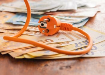 Τιμολόγια ρεύματος: Στροφή των καταναλωτών στα σταθερά συμβόλαια – Γιατί επιλέγουν τα μπλε