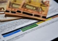 Τιμολόγια ρεύματος: Μαζική στροφή των νοικοκυριών σε μπλε και κίτρινα – Η άνοδος στη χονδρική προκαλεί ανησυχία για νέες ανατιμήσεις