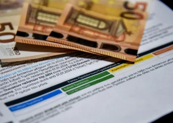 Τιμολόγια ρεύματος: Μαζική στροφή των νοικοκυριών σε μπλε και κίτρινα – Η άνοδος στη χονδρική προκαλεί ανησυχία για νέες ανατιμήσεις