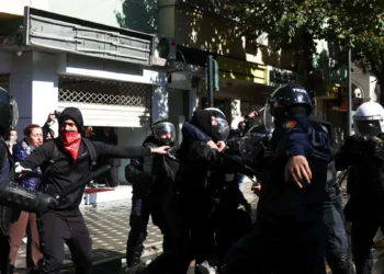 Αλβανία: Χάος στα Τίρανα με 152 συλλήψεις και 120 τραυματίες αστυνομικούς – Διαδηλωτές επιχείρησαν να εισβάλουν στο γραφείο Ράμα