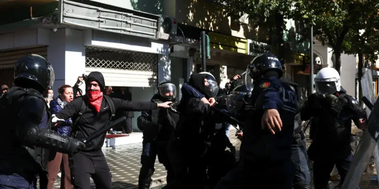Αλβανία: Χάος στα Τίρανα με 152 συλλήψεις και 120 τραυματίες αστυνομικούς – Διαδηλωτές επιχείρησαν να εισβάλουν στο γραφείο Ράμα