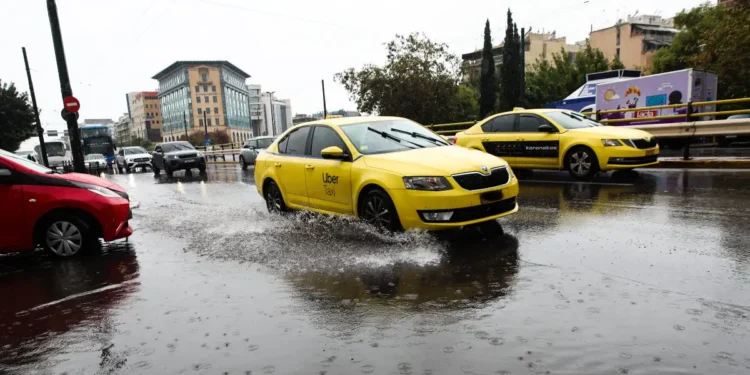 Νέο κύμα κακοκαιρίας: Καταιγίδες σε Αττική και άλλες 6 περιοχές – Τι θα γίνει με τις παρελάσεις της 28ης Οκτωβρίου
