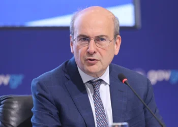 Χατζηδάκης: Απέναντι στη ΝΔ είναι σχήματα που δεν μπορούν να βρουν περπατησιά, να συμπληρώσουν ενδεκάδα – Τι είπε για το κόμμα Σαμαρά