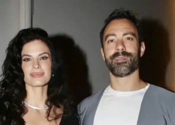 Χριστίνα Μπόμπα και Σάκης Τανιμανίδης: Το θρίλερ στον αέρα για Παρίσι – «Είμαστε ζωντανοί»